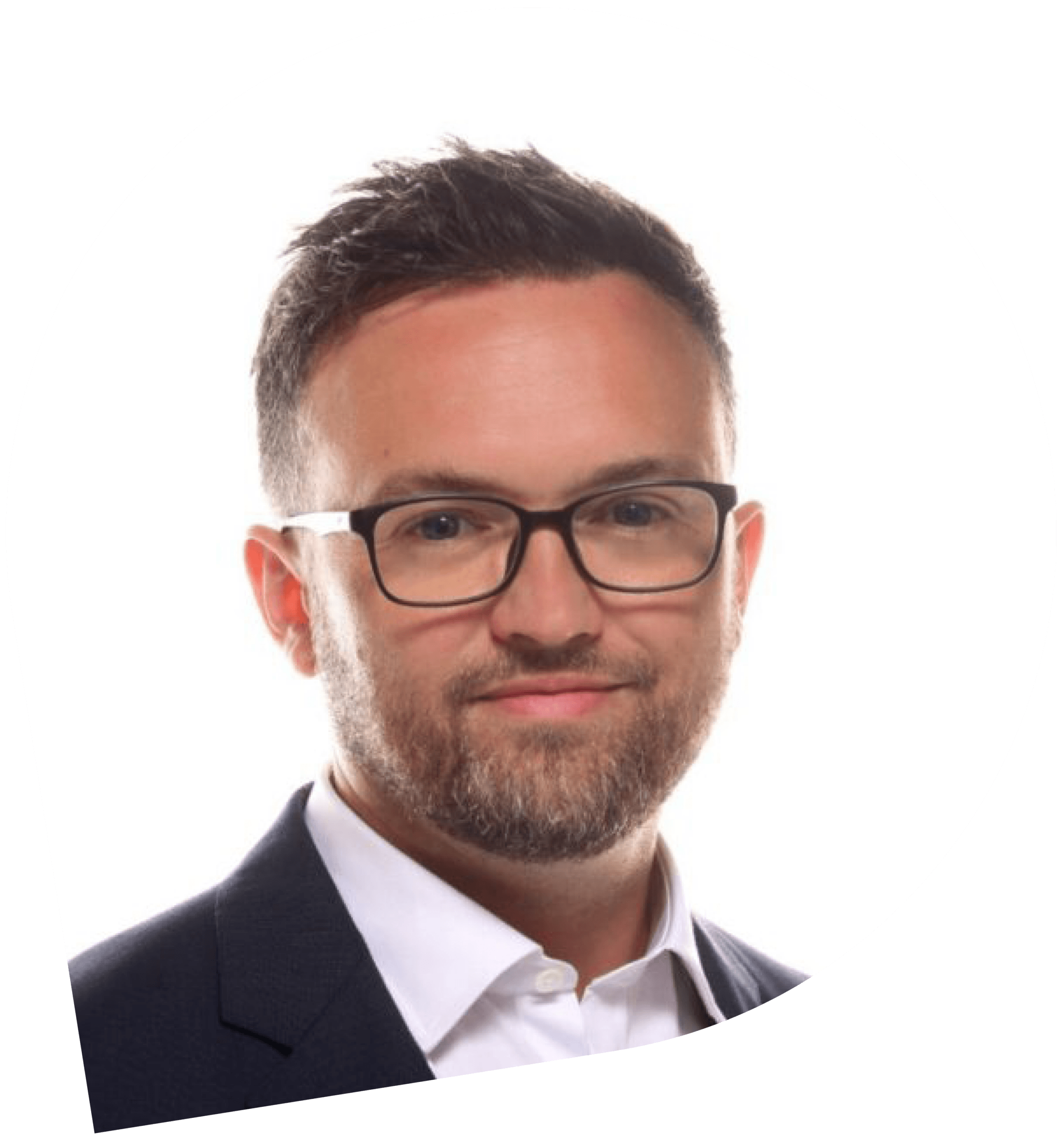 Homme avec des lunettes et une chemise blanche sourit